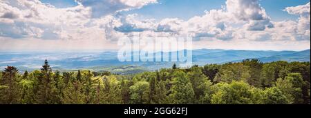 Vue panoramique depuis la plus haute montagne de Hongrie, appelée Kékestető (montagne bleue) en direction de l'ouest Banque D'Images