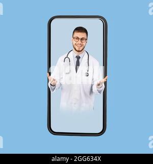 Homme médecin sur l'écran du smartphone parlant à l'appareil photo, fond bleu Banque D'Images