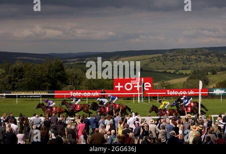 Le Boy d'Atalanta, monté par Thomas Greatrex, remporte le handicap tote.co.uk au champ de courses de Goodwood, Chichester. Date de publication : dimanche 29 août 2021. Voir PA Story RACING Goodwood. Le crédit photo devrait se lire: Steven Paston/PA Wire. RESTRICTIONS : l'utilisation est soumise à des restrictions. Utilisation éditoriale uniquement, aucune utilisation commerciale sans le consentement préalable du détenteur des droits. Banque D'Images