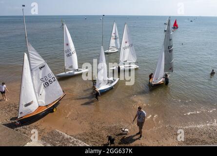 Sidmouth, Devon, Royaume-Uni. 29 août 2021. Une régate de voile a été le point culminant du dimanche des fêtes de banque à Sidmouth, Devon. Le temps glorieux devrait se poursuivre la semaine prochaine à travers le Sud-Ouest. Credit: Photo Central/Alamy Live News Banque D'Images