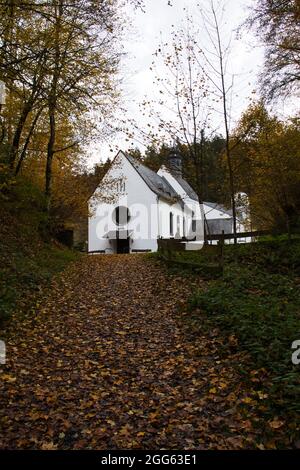 Église de pèlerinage de Maria Marmental au sommet d'une colline avec un sentier parsemé de feuilles le jour de l'automne en Allemagne. Banque D'Images