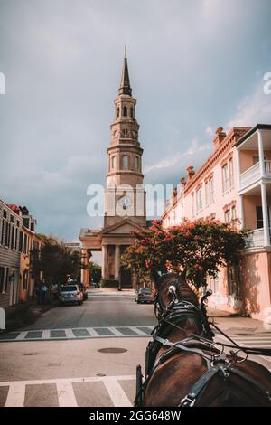 Une calèche en face de l'église Saint-Philippe à Charleston, en Caroline du Sud. Banque D'Images