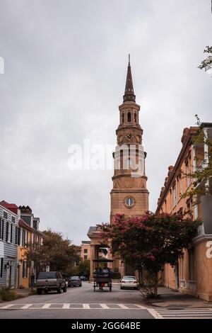 Une calèche en face de l'église Saint-Philippe à Charleston, en Caroline du Sud. Banque D'Images