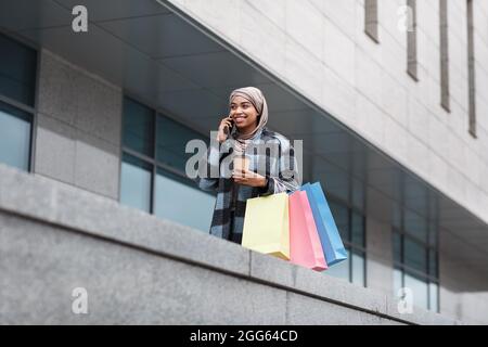 Soyez sûr, shopping en ville, tourisme, vente, gens et style de vie Banque D'Images