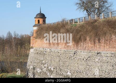 La tour de guet et le fossé dans l'ancienne forteresse de Dubno, région de Rivne, Ukraine. Banque D'Images