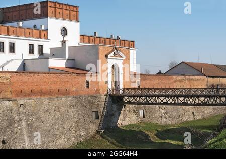 La tour de guet et le fossé dans l'ancienne forteresse de Dubno, région de Rivne, Ukraine. Banque D'Images