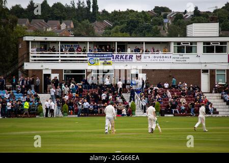 Burnley, Royaume-Uni. 29 août 2021. Vue générale des fans de Leeds United regardant au Burnley Cricket Club avant le football d'aujourd'hui. Premier League Match, Burnley et Leeds Utd au Turf Moor de Burnley, Lancs, le dimanche 29 août 2021. Cette image ne peut être utilisée qu'à des fins éditoriales. Utilisation éditoriale uniquement, licence requise pour une utilisation commerciale. Aucune utilisation dans les Paris, les jeux ou les publications d'un seul club/ligue/joueur. photo de Lewis Mitchell/Andrew Orchard sports Photography/Alamy Live News crédit: Andrew Orchard sports Photography/Alamy Live News Banque D'Images