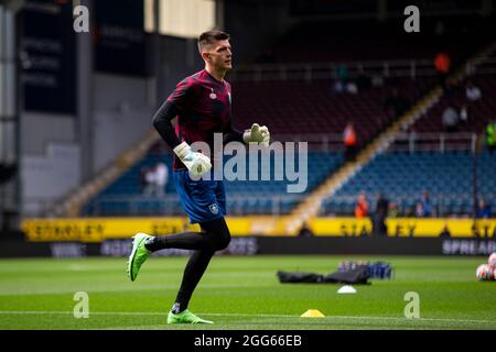 Burnley, Royaume-Uni. 29 août 2021. Nick Pope, gardien de but de Burnley pendant l'échauffement. Premier League Match, Burnley et Leeds Utd au Turf Moor de Burnley, Lancs, le dimanche 29 août 2021. Cette image ne peut être utilisée qu'à des fins éditoriales. Utilisation éditoriale uniquement, licence requise pour une utilisation commerciale. Aucune utilisation dans les Paris, les jeux ou les publications d'un seul club/ligue/joueur. photo de Lewis Mitchell/Andrew Orchard sports Photography/Alamy Live News crédit: Andrew Orchard sports Photography/Alamy Live News Banque D'Images