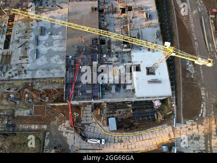 Verser le béton du mélangeur de ciment. Grue à tour sur coffrage sur le chantier de construction. Bétons renforcés. Falsework, ​Frames et fixation en acier. Civil fr Banque D'Images