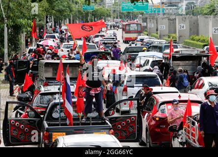 Bangkok, Thaïlande. 29 août 2021. Un manifestant allume un drapeau sur son pick-up lors d'une démonstration de mob de voiture. Les manifestants exigent que le Premier ministre thaïlandais, Prayut Chan-o-cha, se détienne et que le gouvernement soit tenu responsable de sa mauvaise gestion flagrante de la pandémie de Covid-19. Crédit : SOPA Images Limited/Alamy Live News Banque D'Images