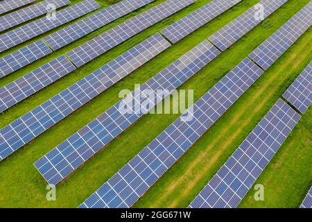 Vue aérienne des rangées de panneaux solaires exploitant l'énergie propre et renouvelable du soleil Banque D'Images