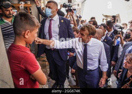 Mossoul, Irak. 29 août 2021. Le président français Emmanuel Macron salue les habitants de la région lors d'une visite de la vieille ville de Mossoul. Credit: Ismael Adnan/dpa/Alay Live News Banque D'Images