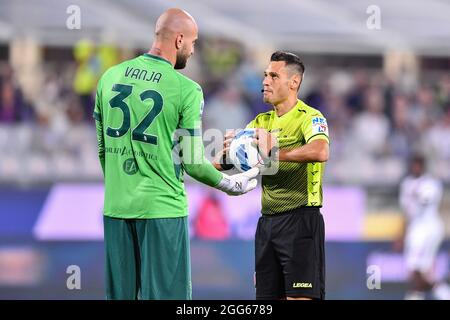 Stade Artemio Frachi, Florence, Italie, 28 août 2021, Vanja Milinkovic-Savic (Turin) et Maurizio Mariani (Referee) pendant l'ACF Fiorentina vs to Banque D'Images