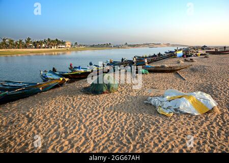 Les petits bateaux de pêche se trouvent à l'arrière-plan de la zone de Gopalput Sea Beach à Gopalpur, Orissa en Inde. Banque D'Images