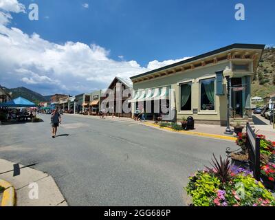 Idaho Springs, Colorado - 30 juillet 2021 - scène de rue de la principale zone commerciale l'après-midi ensoleillé d'été. Banque D'Images