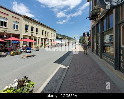 Idaho Springs, Colorado - 30 juillet 2021 - scène de rue de la principale zone commerciale l'après-midi ensoleillé d'été. Banque D'Images