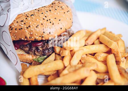Hamburger frais et savoureux avec légumes frais du jardin. Banque D'Images
