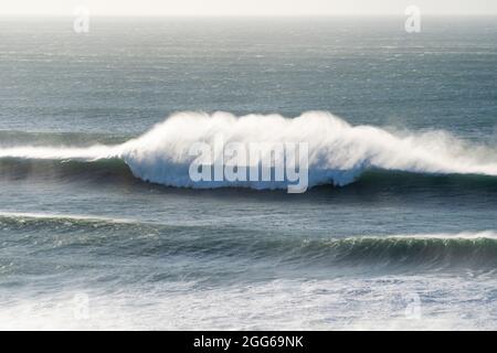 Une grande vague se brisant un matin ensoleillé. Baril à vagues parfait avec vent offshore Banque D'Images