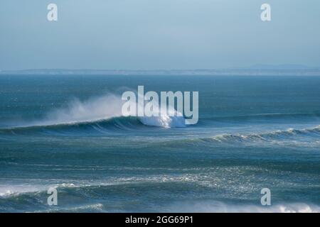 Une grande vague se brisant un matin ensoleillé. Baril à vagues parfait avec vent offshore Banque D'Images