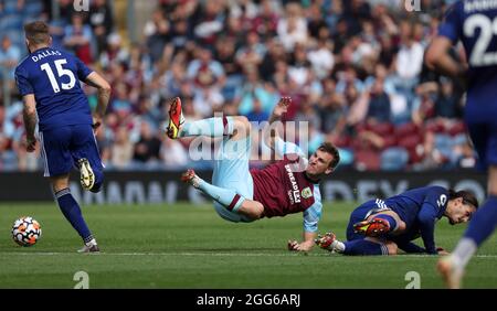 Le Chris Wood de Burnley (au centre) est défié par Pascal Struijk (à droite) de Leeds United lors du match de la Premier League à Turf Moor, à Burnley. Date de la photo: Dimanche 29 août 2021. Banque D'Images