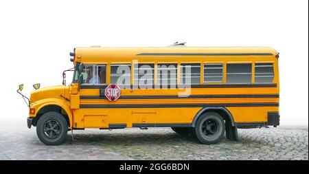 Bus scolaire jaune historique dégradé isolé dans le dos blanc Banque D'Images