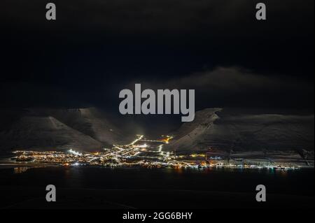 Vue de Longyearbyen pendant la nuit polaire en février, Svalbard, Norvège. Banque D'Images