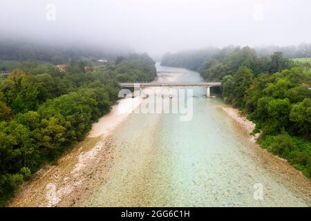Vue aérienne de la rivière Soca près de Tolmin, un matin d'été brumeux Slovénie Banque D'Images