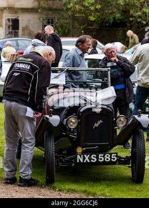 Newhailes, Musselburgh, East Lothian, Écosse, Royaume-Uni, 29 août 2021. Rallye de voitures de classe : un événement en plein air s'est déroulé sous le nom de Carhailes, avec des voitures d'époque, des bus et des motos exposés. Photo : les passionnés discutent de leur voiture avec une voiture Austin 1933 Banque D'Images