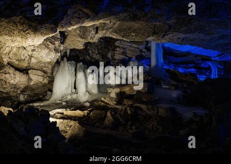 Grottes de glace de Kungur en été avec éclairage artificiel. Banque D'Images