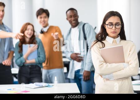 Les gens se moquer et se moquer de la triste femme Banque D'Images