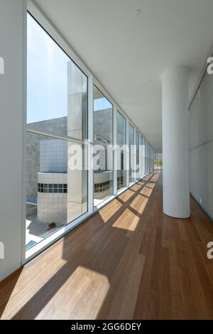 Los Angeles, CA / Etats-Unis - 1 juin 2018: La lumière naturelle définit les espaces intérieurs en bois, blanc et verre conçus par l'architecte Richard Meier. Banque D'Images