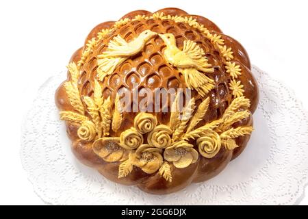 Pain rond traditionnel de mariage russe isolé sur fond blanc vue de dessus. Banque D'Images