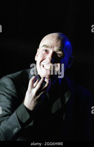 George Anton (Hamlet) au HAMEAU de Shakespeare au Royal Lyceum Theatre, Édimbourg 20/08/2003 a Birmingham Repertory Theatre & Edinburgh International Festival Coproduction dramaturg: Xavier Zuber Music: Karl Daymond design: Ariane Isabell Unfried & Rifail Ajdarpasic éclairage: Rick Fisher Dance: James Cooper Funs: Nicholas Hall réalisateur: Calixto Bieito Banque D'Images