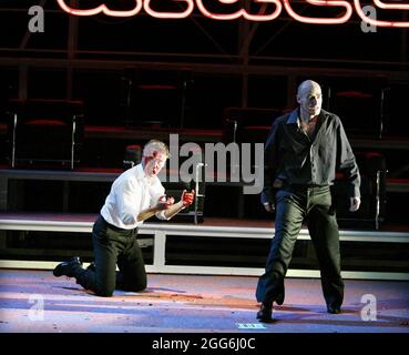 Hamlet tue Polonius avec une bouteille: Rupert Frazer (Polonius), George Anton (Hamlet) dans HAMLET par Shakespeare au Royal Lyceum Theatre, Édimbourg 20/08/2003 un Birmingham Repertory Theatre & Edinburgh International Festival Coproduction dramaturg: Xavier Zuber Music: Karl Daymond design: Ariane Isabell Unfried & Ajail Darpasic éclairage: Rick Fisher danse: Professeur: James Cooper combat: Nicholas Hall directeur: Calixto Bieito Banque D'Images