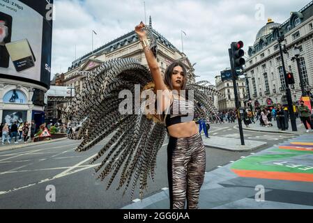 Londres, Royaume-Uni. 29 août 2021. Un danseur de samba en costume coloré prend part à une flashmob autour du West End organisé par la marque de mode RioPump Gymwear. Le week-end des fêtes du mois d'août voit normalement des dizaines de milliers de personnes assister à des événements au Notting Hill Carnival, y compris des danseurs de samba, mais, pour la deuxième année consécutive, le carnaval a été annulé en raison des préoccupations de Covid-19. Credit: Stephen Chung / Alamy Live News Banque D'Images