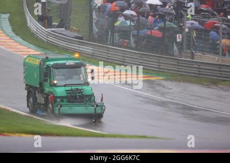 L'illustration montre un camion d'entretien qui nettoie l'asfalt sur la piste de course, car il pleut pendant le Grand Prix de Formule 1 Spa-Francorchamps Banque D'Images