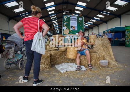 Bath & West Showground, Shepton Mallet, 29 août 2021. Démonstration de skep d'abeille traditionnelle. Le Bath & West Country Festival remplace le Royal Bath & West Show habituel de la Société pendant un an seulement par une nouvelle présentation, une ambiance de festival passionnante et de nouveaux espaces, avec une plus grande importance pour les compétences rurales, l'artisanat et les attractions. Le plan Covid-safe accueille les visiteurs pour explorer une myriade d'activités de campagne et de délicieux stands de commerce pour se faire oublier l'absence de concours de bétail cette année. Credit: Casper Farrell/Alamy News Banque D'Images