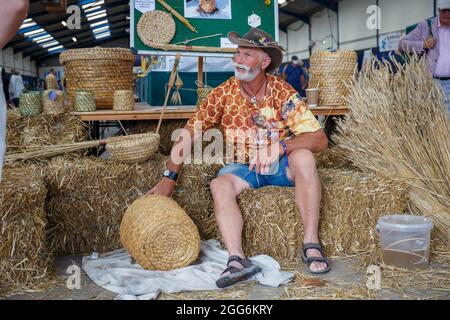 Bath & West Showground, Shepton Mallet, 29 août 2021. Démonstration de skep d'abeille traditionnelle. Le Bath & West Country Festival remplace le Royal Bath & West Show habituel de la Société pendant un an seulement par une nouvelle présentation, une ambiance de festival passionnante et de nouveaux espaces, avec une plus grande importance pour les compétences rurales, l'artisanat et les attractions. Le plan Covid-safe accueille les visiteurs pour explorer une myriade d'activités de campagne et de délicieux stands de commerce pour se faire oublier l'absence de concours de bétail cette année. Credit: Casper Farrell/Alamy News Banque D'Images