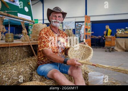 Bath & West Showground, Shepton Mallet, 29 août 2021. Démonstration de skep d'abeille traditionnelle. Le Bath & West Country Festival remplace le Royal Bath & West Show habituel de la Société pendant un an seulement par une nouvelle présentation, une ambiance de festival passionnante et de nouveaux espaces, avec une plus grande importance pour les compétences rurales, l'artisanat et les attractions. Le plan Covid-safe accueille les visiteurs pour explorer une myriade d'activités de campagne et de délicieux stands de commerce pour se faire oublier l'absence de concours de bétail cette année. Credit: Casper Farrell/Alamy News Banque D'Images