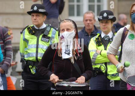 Londres, Angleterre. 29 août 2021. Extinction les manifestants de la rébellion devant le Musée des sciences, prenant part à une manifestation imagine the Impossible protestataire exigeant que les musées abandonnent leur parrainage en faveur des combustibles fossiles, dans le cadre de la rébellion britannique de l'extinction. Crédit : Jessica Girvan/Alay Live News Banque D'Images