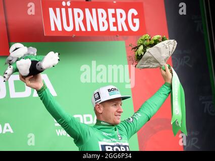 Nuremberg, Allemagne. 29 août 2021. Cyclisme : visite de l'Allemagne, Erlangen - Nuremberg (154.40 km), étape 4. Pascal Ackermann, d'Allemagne, de Team Bora-Hansgrohe, se hante dans le maillot vert après avoir remporté la classification sprint. Credit: Daniel Karmann/dpa/Alay Live News Banque D'Images