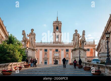 La colline du Capitole cordonata, menant à la Piazza del Campidoglio, avec les statues de Castor et Pollux et Palazzo Senatorio en arrière-plan. Banque D'Images