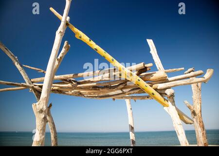 Sous-structures typiques en bois à l'abri du soleil sur la plage de Viareggio en été Banque D'Images