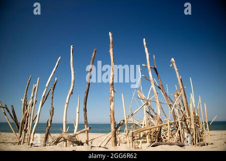 Sous-structures typiques en bois à l'abri du soleil sur la plage de Viareggio en été Banque D'Images