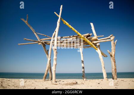 Sous-structures typiques en bois à l'abri du soleil sur la plage de Viareggio en été Banque D'Images