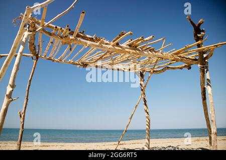 Sous-structures typiques en bois à l'abri du soleil sur la plage de Viareggio en été Banque D'Images