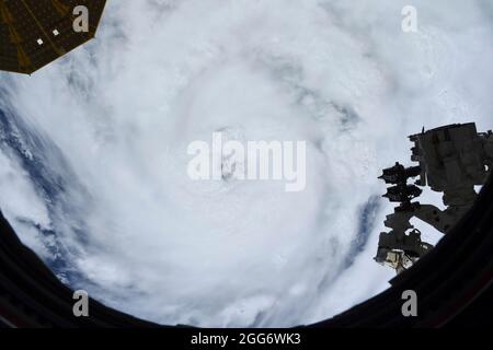 Vue montrant le mur des yeux de l'ouragan Ida, une tempête de catégorie 4 qui frappe la côte de la basse-Louisiane prise de la Station spatiale internationale le 29 août 2021 au-dessus de la Nouvelle-Orléans, Louisiane. L'IDA fait des vents de 150 km/h, qui ont touché terre il y a 16 ans, jusqu'au jour de l'ouragan Katrina. Credit: Planetpix/Alamy Live News Banque D'Images