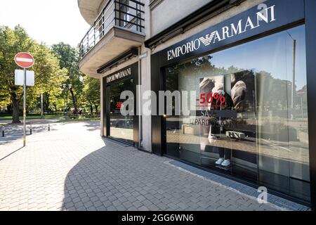 Riga, Lettonie. Août 2021. Les fenêtres de la marque Emporio Armani dans une rue du centre-ville Banque D'Images