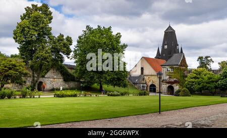 Bad Bentheim, Allemagne - 25 août 2021: Cour et bâtiments Château de Bentheim en Nordrhine Westfalen en Allemagne, plus grand château perché dans le nord-ouest de l'Allemagne, Banque D'Images