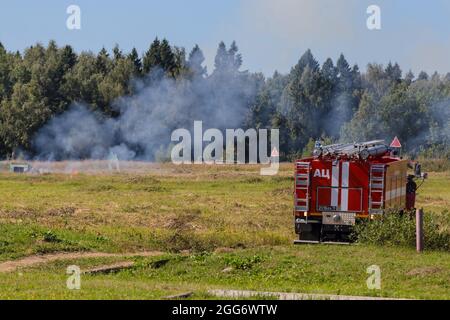 24 août 2018, Ashukino, région de Moscou, Russie : camion d'incendie en service dans la décharge, Au cours d'une session de formation de deux semaines de lanceurs de grenades pour les unités militaires du District central des troupes de la Garde nationale russe, les militaires ont consolidé leurs connaissances de la partie technique des lanceurs de grenades AGS-17 et RPG-7 et, à la fin du camp d'entraînement, ont réussi les essais de tir. Contrôler le tir exercice 1 de l'AGS-17 et 2 de RPG-7 tous les lanceurs de grenade ont passé avec des marques élevées. (Credit image: © Mihail Siergiejewicz/SOPA Images via ZUMA Press Wire) Banque D'Images